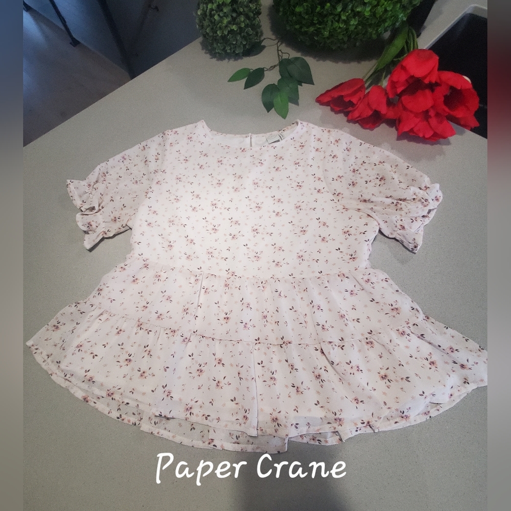 NWOT PAPER CRANE Très joli blouse à manches courtes beige-rosé avec motifs